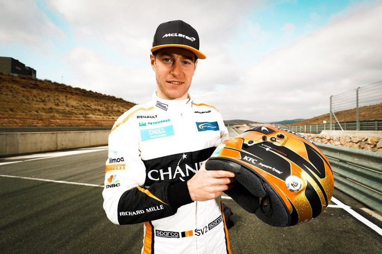 Stoffel Vandoorne pamerkan helm barunya yang berlabel KFC Indonesia pada sela-sela sesi tes pramusim di Sirkuit Catalunya, Senin (26/2/2018).