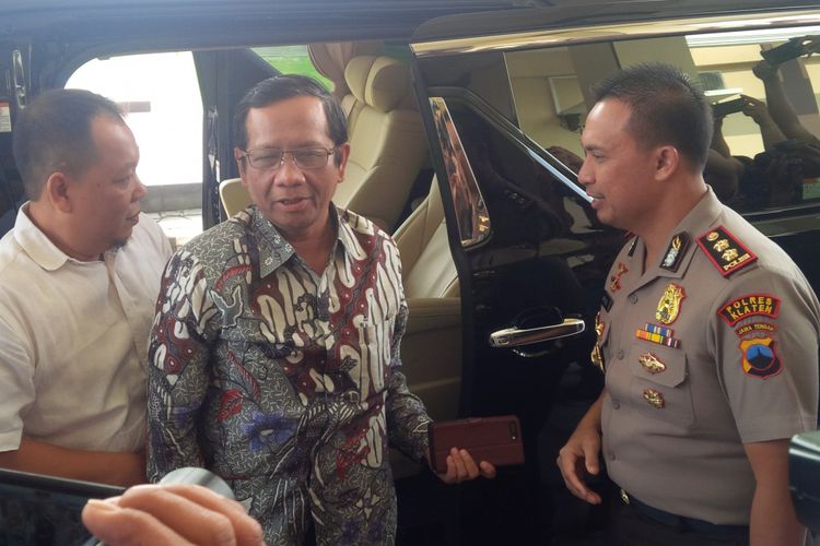 Mantan Ketua Mahkamah Konstitusi Mahfud MD melaporkan berita hoaks yang menyerang dirinya ke Mapolres Klaten, Jawa Tengah, Jumat (1/3/2019).