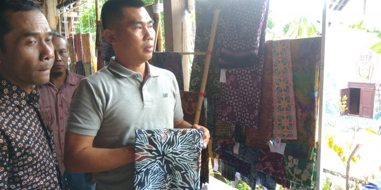 Ketua Kampung Batik Siberkreasi, Guntur Susilo (pakaian batik) menjelaskan motif batik kepada salah seorang tokoh masyarakat Gunungkidul, Mayor Cnb Sunaryanta. 