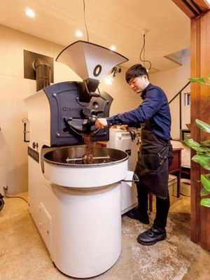 Eguchi-san (pemilik kedai) yang menghadap mesin roasting