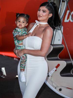 Stormi Webster (tengah) tampil bersama kedua orangtuanya, rapper Travis Scott dan Kylie Jenner pada premier dokumenter Travis Scott: Look Mom I Can Fly.