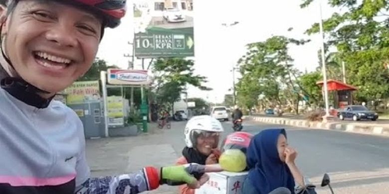 Gubernur Jawa Tengah Ganjar Pranowo mengunggah sebuah video saat menegur seorang pengendara motor yang tak memakai helm. 