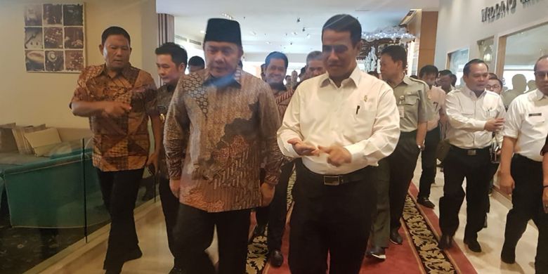 Menteri Pertanian Andi Amran (pakai kemeja putih) usai Rapat Koordinasi Program Selamatkan Lahan Rawa Sejahterakan Petani (Serasi) di Palembang, Kamis (6/12/2018).