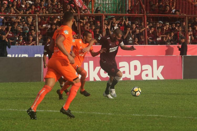 Laga PSM Makassar vs Persija Jakarta berlangsugn di Stadion Andi Mattalata, Mattoangin, 16 November 2018. 