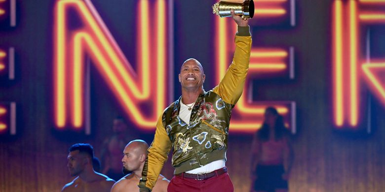 Aktor Dwayne The Rock Johnson ketika menerima MTV Generation Awards pada perhelatan MTV Movie and TV Awards 2019.