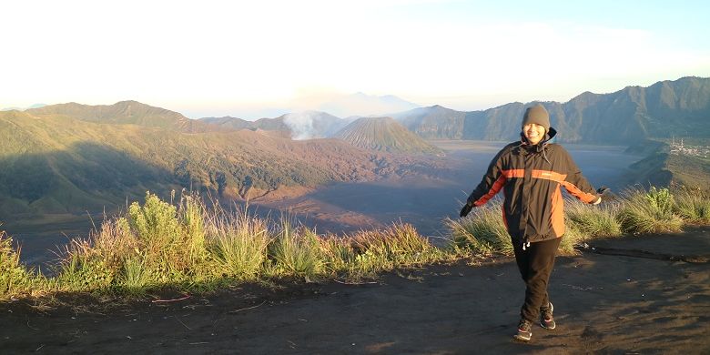Wisatawan menikmati panorama Gunung Bromo dan Gunung Batok dari Puncak B29, Desa Argosari, Kecamatan Senduro, Kabupaten Lumajang, Jawa Timur, Selasa (11/4/2017). Puncak B29 adalah salah satu spot untuk menikmati momen matahari terbit.
