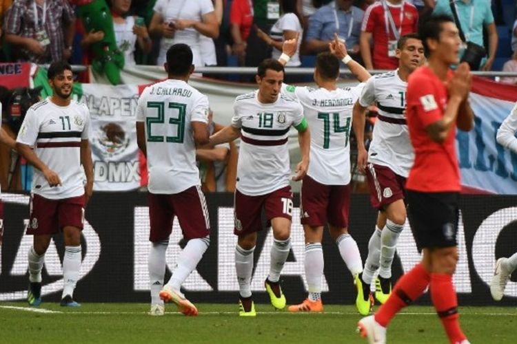 Para pemain Meksiko merayakan gol Carlos Vela ke gawang Korea Selatan pada pertandingan Grup F Piala Dunia 2018 di Rostov, 23 Juni 2018.