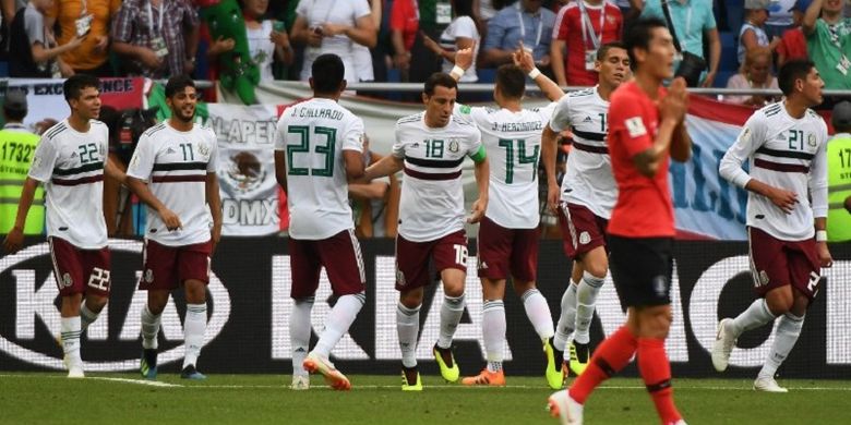 Para pemain Meksiko merayakan gol Carlos Vela ke gawang Korea Selatan pada pertandingan Grup F Piala Dunia 2018 di Rostov, 23 Juni 2018. 