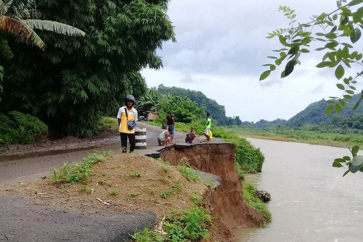 Jalan Negara Ruteng-Reo yang terkikis akibat meluapnya kali Wae Pesi di Reo akibat hujan lebat dalam satu minggu ini, Senin (21/1/2019). (Arsip Pemda Manggarai)