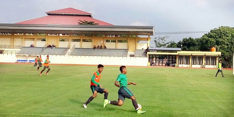 Dua pemain timnas U-19 Indonesia berebut bola saat internal game di Stadion UNY.
