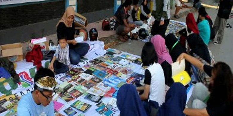 Jalan Raya di depan stadion Parasamya Majene sulawesi barat disulap Jadi Perpustakaan Jalanan. Komunitas penggiat literasi Educare Majene sulawesi barat, menggelar wisata edukasi dengan cara menyulap jalanan menjadi wahana perpustakaan jalanan, Minggu (13/8). Ribuan jenis buku-buku bacaan bermutu hingga komic yang menghibur dijajakan kepada warga dan para pengguna jalanan.