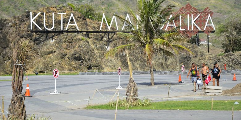 Sejumlah wisatawan berada di Kawasan Ekonomi Khusus (KEK) Mandalika di Pantai Mandalika, Kuta, Praya, Lombok Tengah, NTB, Selasa (10/10/2017).  