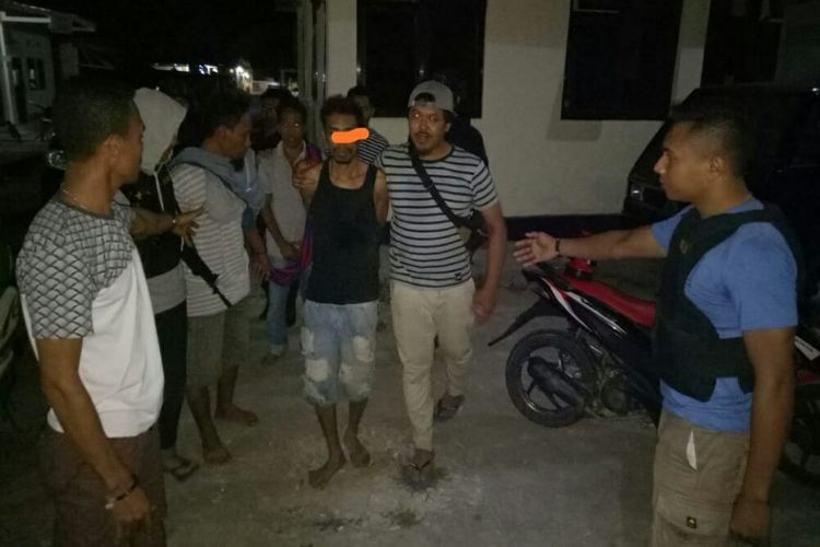Polisi saat menggiring pelaku yang diamankan dari lokasi penggerebekan pesta narkoba , Rabu (26/6/2019)