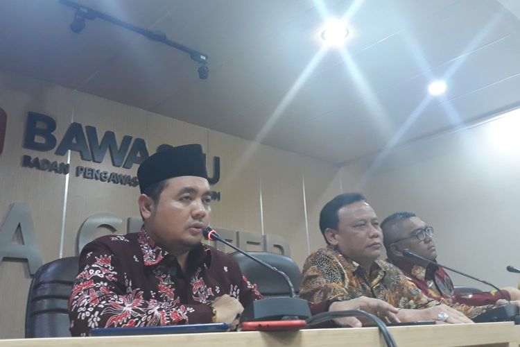 Konferensi pers di kantor Bawaslu, Jakarta Pusat, Selasa (16/4/2019).