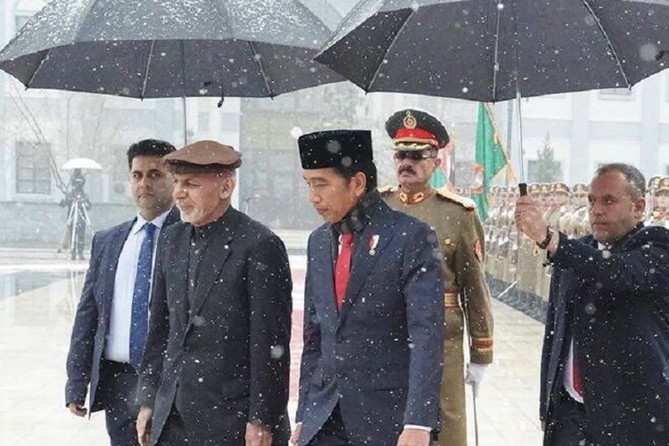 Presiden Joko Widodo ditemani Presiden Afghanistan Ashraf Ghani, saat mengunjungi Afghanistan pada Senin (29/1/2018).
