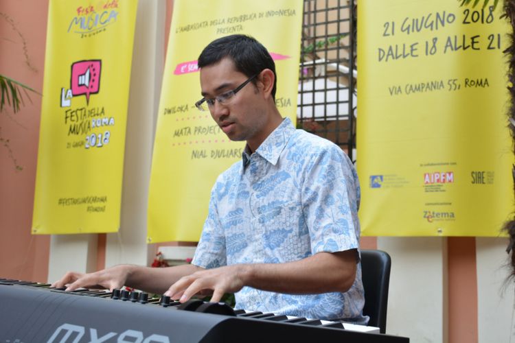 Permainan pianis jazz Indonesia, Nial Djuliarso, yang khusus hadir ke Roma untuk acara di KBRI Roma. 