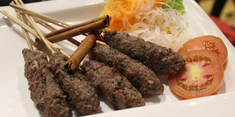 Lamb Seekh Kebab, salah satu hidangan India yang berbahan dasar daging kambing dan diolah menggunakan daun ketumbar, dan rempah lainnya.