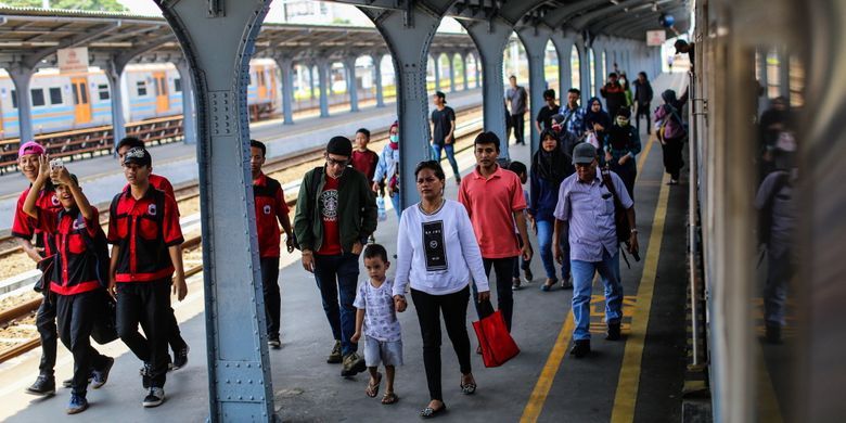 Penumpang meninggalkan gerbong kereta rel listrik di Stasiun Jakarta Kota di Jakarta Barat, Kamis (7/9/2017). Jumlah penumpang yang naik dan turun di Stasiun Jakarta Kota mencapai 90.000 orang pada hari libur.