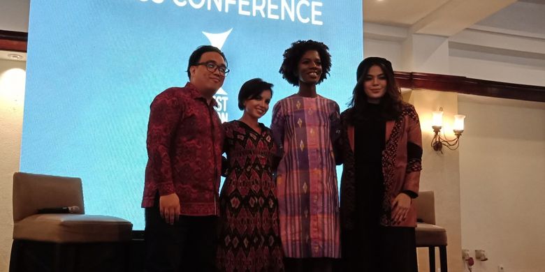 Chief Creative Officer of EBW World Wide Stevy Giani Sela, Visual & Arts Director of EBW World Wide Gabriella Wells dan PR Director of EBW World Wide Molika McFarquhar (paling kiri ke kanan) seusai konferensi pers di Shangri-La Hotel Jakarta, Selasa (20/3/2018).