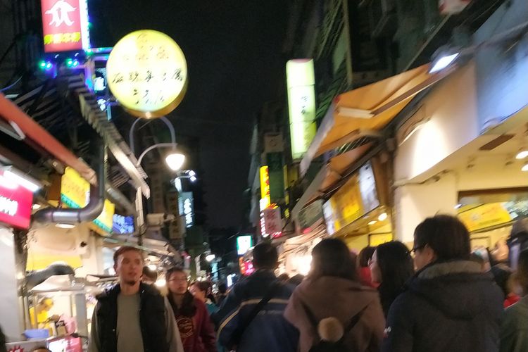 Keramaian di satu sudut Shilin Night Market, Taipei, Taiwan, Minggu (17/2/2019).