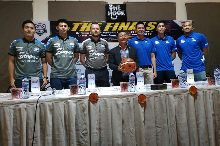 Para pemain dan pelatih dari Stapac Jakarta serta Satria Muda Pertamina Jakarta menghadiri konferensi pers final IBL Pertamax 2018-2019, di Jakarta, Selasa (19/3/2019).