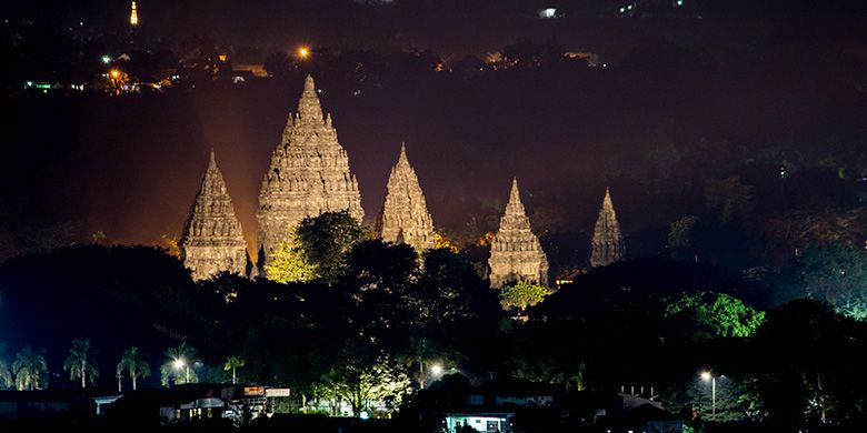 Candi Prambanan di malam hari dari Spot Riyadi, Sleman, Yogyakarta.