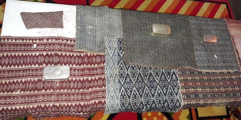 Kain tenun Delamak, warisan masyarakat adat rejang yang mendiami Kabupaten Rejang Lebong dan Lebong, Provinsi Bengkulu, punah. Kepunahan ini menyusul tidak adanya lagi para ahli tenun kain delamak.
