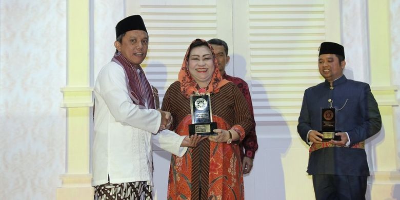Penghargaan Hendrar Prihadi diwakilkan oleh Asisten Administrasi Umum Pemkot Semarang Masdiana Safitri.

