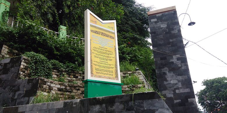 Salah satu papan interpretasi yang terpasang di pintu keluar kawasan wisata religi Sunan Giri di Gresik, Jawa Timur, Kamis (30/11/2017).