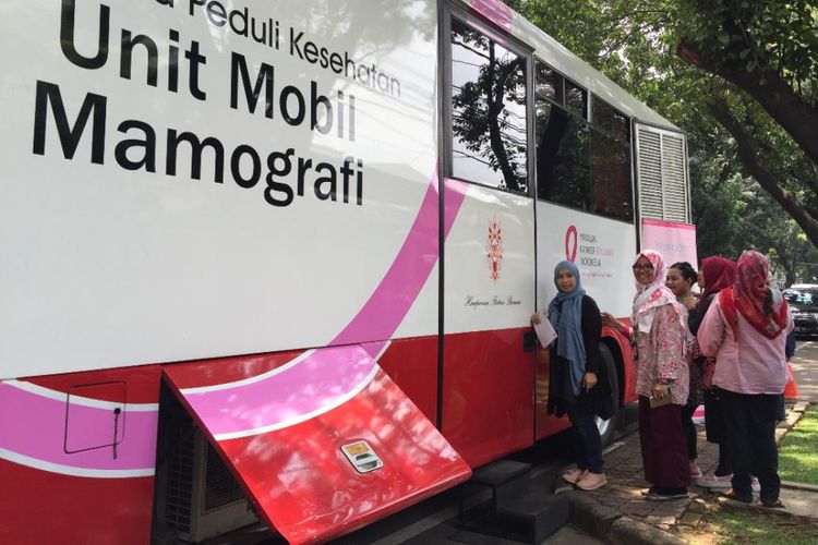Pemeriksaan mamografi gratis untuk wartawan dari Yayasan Kanker Payudara Indonesia di Jakarta (2/2).