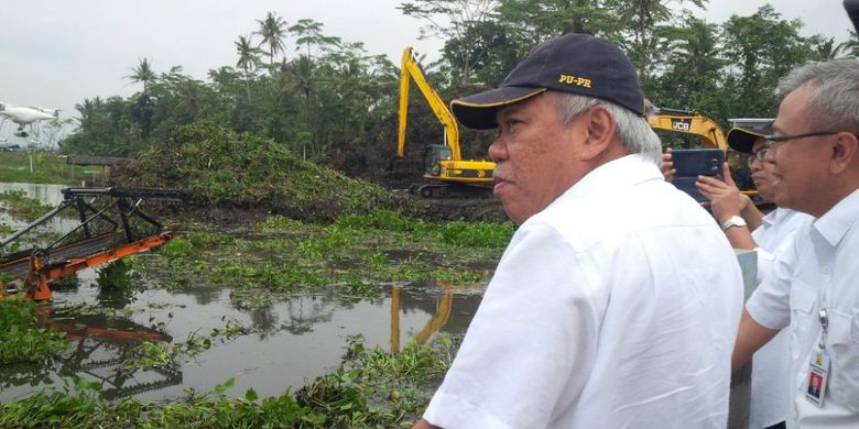 Menteri Pekerjaan Umum dan Perumahan Rakyat (PUPR), Basuki Hadimuljono berbincang dengan Bupati Semarang disela meninjau proses pembersihan enceng gondok Rawapening di dermaga Sumurup, desa Asinan, Bawen, Kabupaten Semarang, Jumat (7/4/2017).