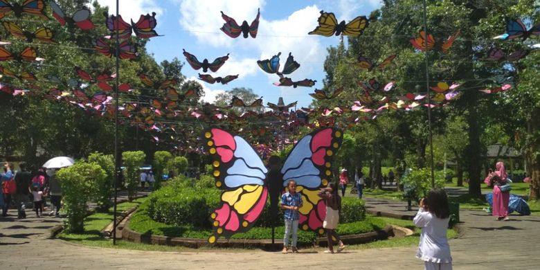 Butterfly Photobooth di komplek Taman Wisata Candi Borobudur, Magelang, Jawa Tengah, pada liburan Natal 2017.