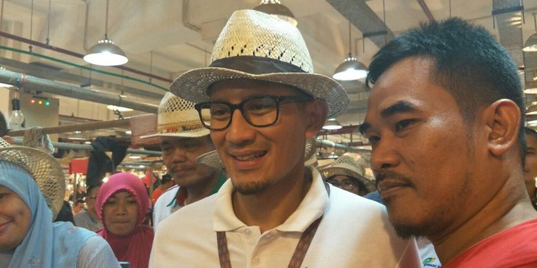 Wakil Gubernur DKI Jakarta Sandiaga Uno bertemu pedagang di Pasar Senen, Senin (11/6/2018). 
