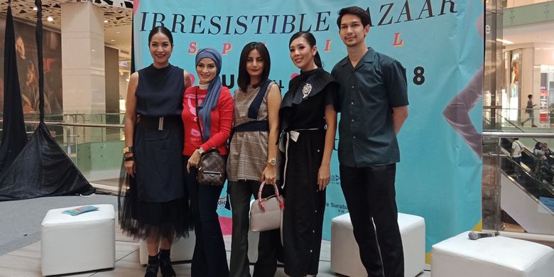 Founder Irresistible Bazaar Marisa Tumbuan, Artis Natasha Dewanti, Artis Dimas Back, serta Promotor budaya Renitasari Adrian pada konferensi pers Irresistible Bazaar di Gandaria City, Jakarta, Rabu (29/8/2018).