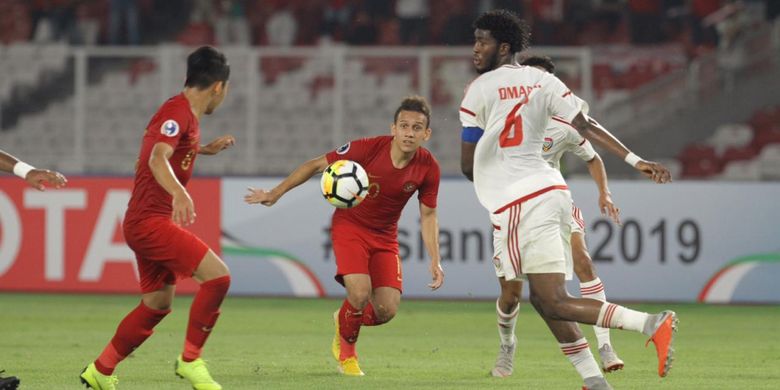 Pemain timnas U-19 Indonesia Egy Maulana Vikri memberi umpan pada Witan Sulaiman dalam laga lanjutan Grup A Piala Asia U-19 kontra Uni Emirat Arab di Stadion Utama Gelora Bung Karno, Jakarta, Rabu (24/10/2018).