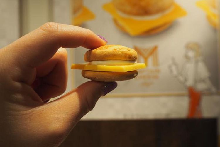 Camilan berbentuk cheeseburger yang kecil ini begitu kawaii (menggemaskan)!