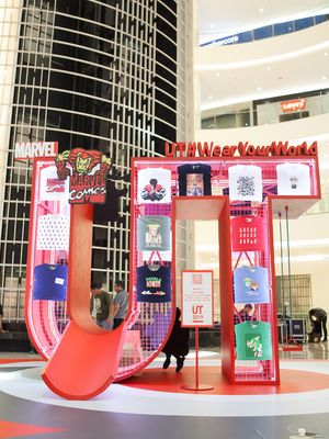 Pameran koleksi Uniqlo T-Shirt #WearYourWorld di mal Senayan City Jakarta (2/4/2019).