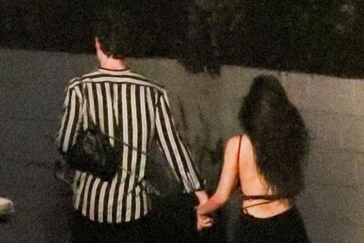 Shawn Mendes dan Camila Cabello terlihat bersama di kawasan Hollywood Barat, AS, Rabu (3/7/2019) malam.