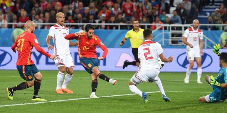 Gelandang Spanyol, Isco, melepas tembakan ke arah gawang Maroko pada pertandingan Grup B Piala Dunia 2018 di Kaliningrad, 25 Juni 2018. 