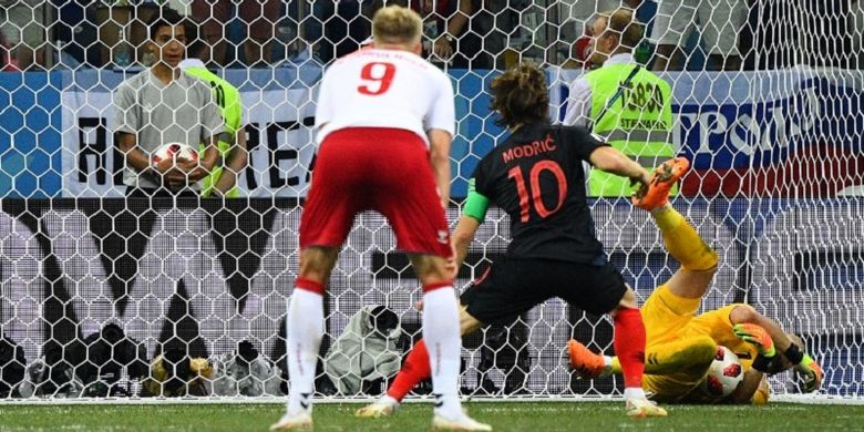Kasper Schmeichel menahan tendangan penalti Luka Modric pada laga Kroasia vs Denmark, 1 Juli 2018. 