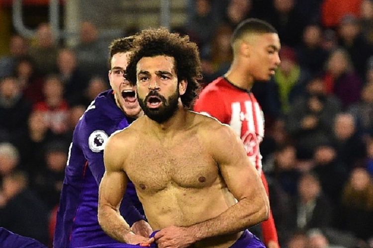 Mohamed Salah merayakan golnya dengan membuka jersey pada laga Southampton vs Liverpool dalam lanjutan Liga Inggris di Stadion St. Marys, 5 April 2019. 