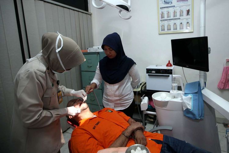 Pemeriksaan gigi salah satu tahanan di poli gigi klinik Bidang Kedokteran dan Kesehatan Rutan Markas Kepolisian Daerah Metro Jaya, Jakarta, Rabu (14/2/2018). Kondisi rutan terbesar di Indonesia ini memiliki fasilitas yang cukup nyaman bagi para tahanan.