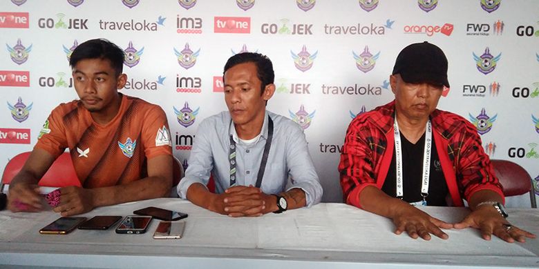 Pelatih Persegres Gresik United Hanafi (kanan) dan Satria Tama (kiri), selepas laga kontra Barito Putera.