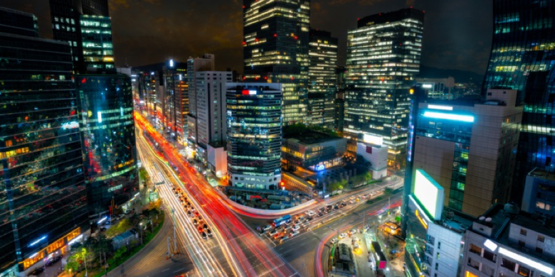 Ilustrasi district Gangnam di Seoul, Korea Selatan pada malam hari. 