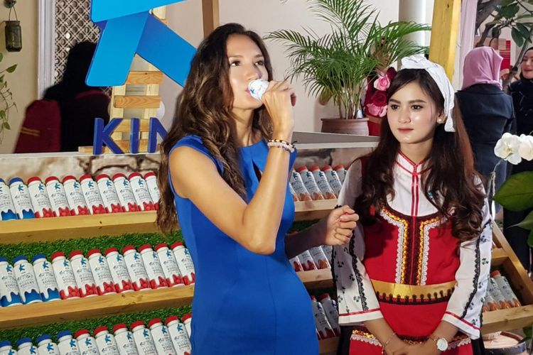 Nadine Chandrawinata sedang minum yogurt saat peluncuran KIN Bulgarian Yogurt, Jakarta, Kamis (22/3/2018).
