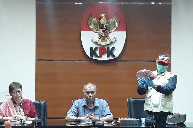 Ketua KPK Agus Rahardjo mengumumkan penetapan tersangka Bupati Pakpak Bharat di Gedung KPK Jakarta, Minggu (18/11/2018).