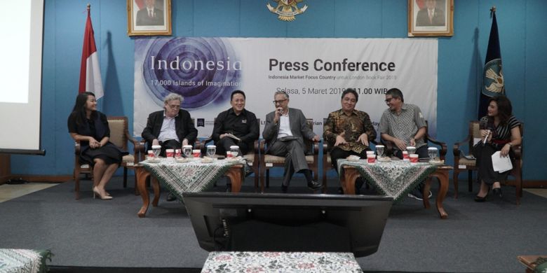 Triawan Munaf, Kepala Badan Ekonomi Kreatif saat temu media dalam rangka persiapan penampilan Indonesia sebagai Market Focus Country di ajang London Book Fair 2019 di Jakarta (5/3/2019).