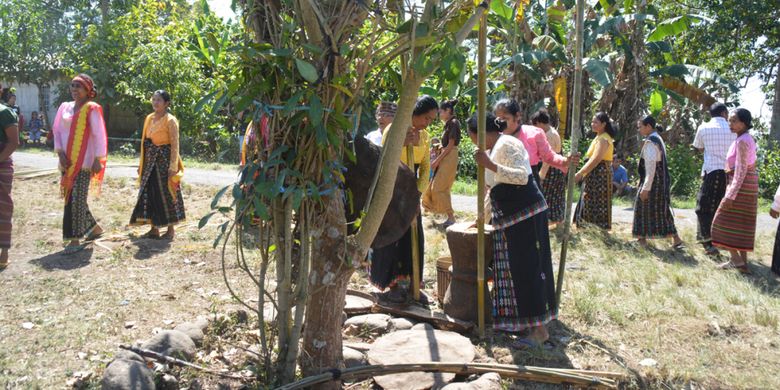 Penari Kelong sedang mengelilingi Ngadhu di Mbaru Meze Suku Gunung, Kabupaten Manggarai Timur, NTT, Senin (30/7/2018). 