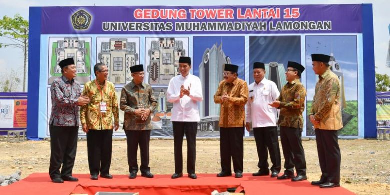 Presiden Joko Widodo meresmikan perubahan status sejumlah perguruan tinggi Muhammadiyah Lamongan dan peletakan batu pertama pembangunan tower Universitas Muhammadiyah Lamongan (19/11/2018).