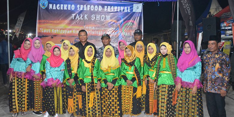 Para penari Desa Nangadhero, Kabupaten Nagekeo, Flores, NTT berfoto bersama Bupati Nagekeo, dr. Johanes Don Bosco Do dan Kepala Desa Nangadhero, Muhammad Ruslang saat Festival Seafood Nagekeo 2019.